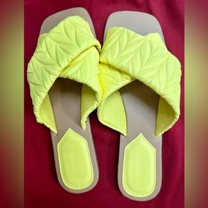 💛Criss cross yellow sandals New!💛